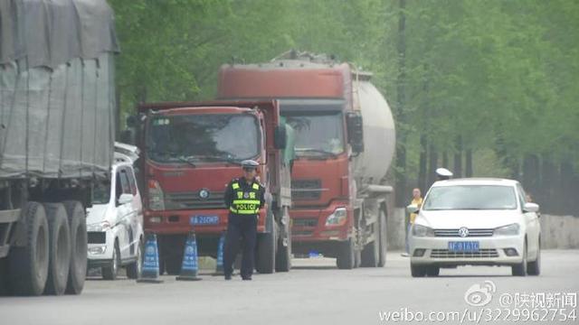 拉卡拉支付：洋县：交警上路处罚货车 现场使用移动POS机收罚款