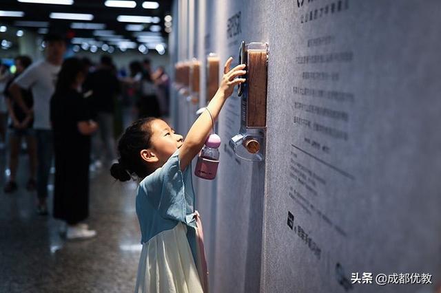 POS机安装：银联的POS机不吐小票，改吐诗歌单了？拿到单子的瞬间让人泪目